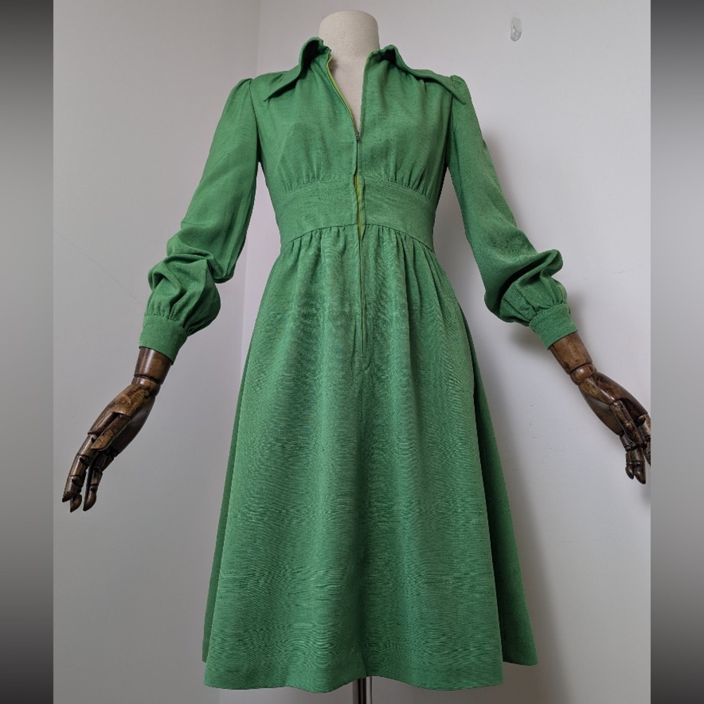 Pristine 1970s Wallis Dagger Collar Dress (a gorgeous green!) - Picture 2 of 9